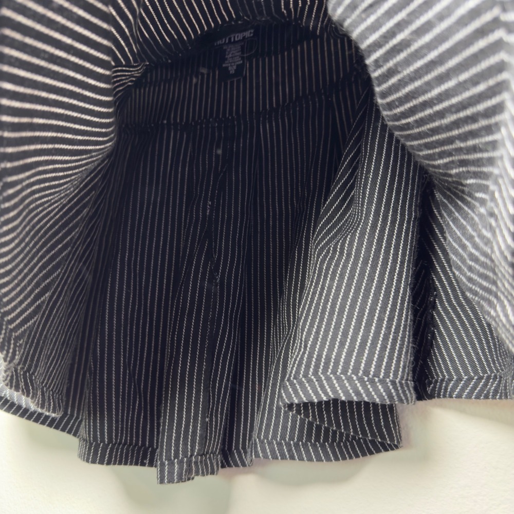 Hot Topic Women Grunge Skirt XS Black Pinstripe Pleated Mini D-Ring Button Front - Picture 8 of 9